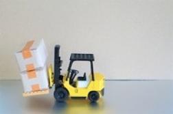 食料品の倉庫でリフトを使っての仕分けと積み込み作業